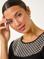 Roman Print Crochet Neck Top - Imagen 3 de 5