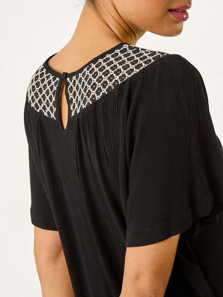 Roman Print Crochet Neck Top - Imagen 5 de 5