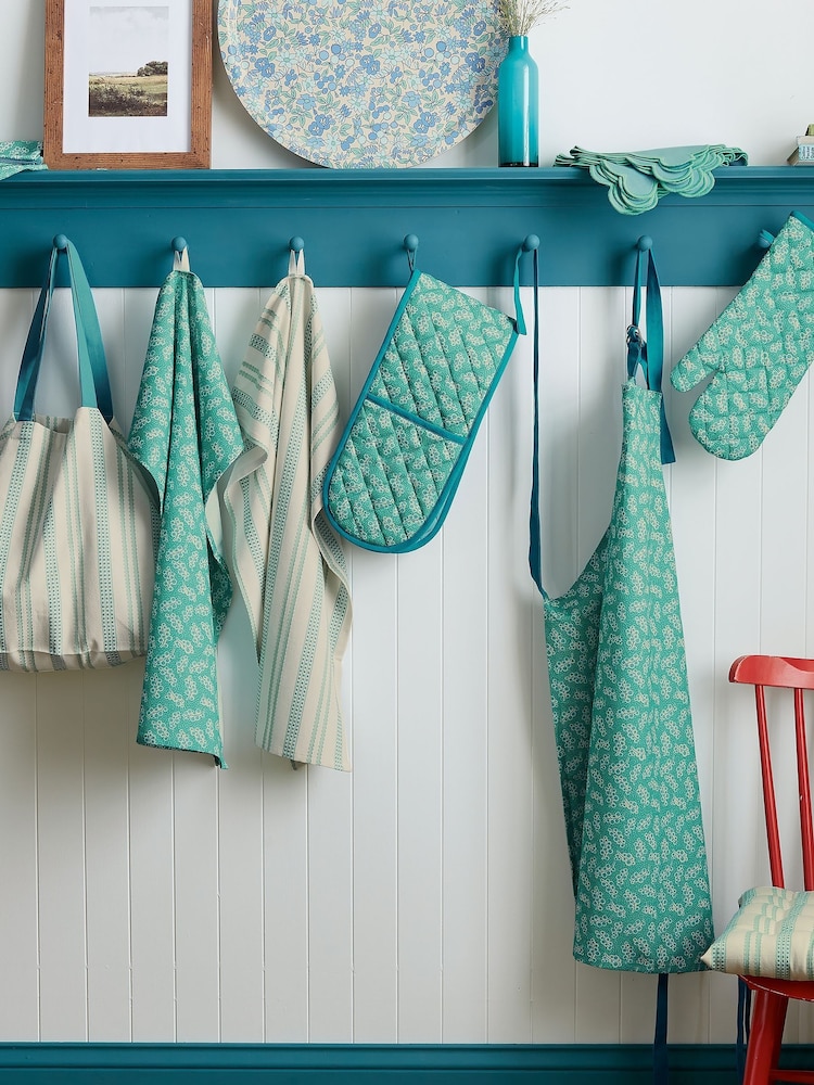 Land & Shore Green Livie Double Oven Gloves - Image 1 of 2