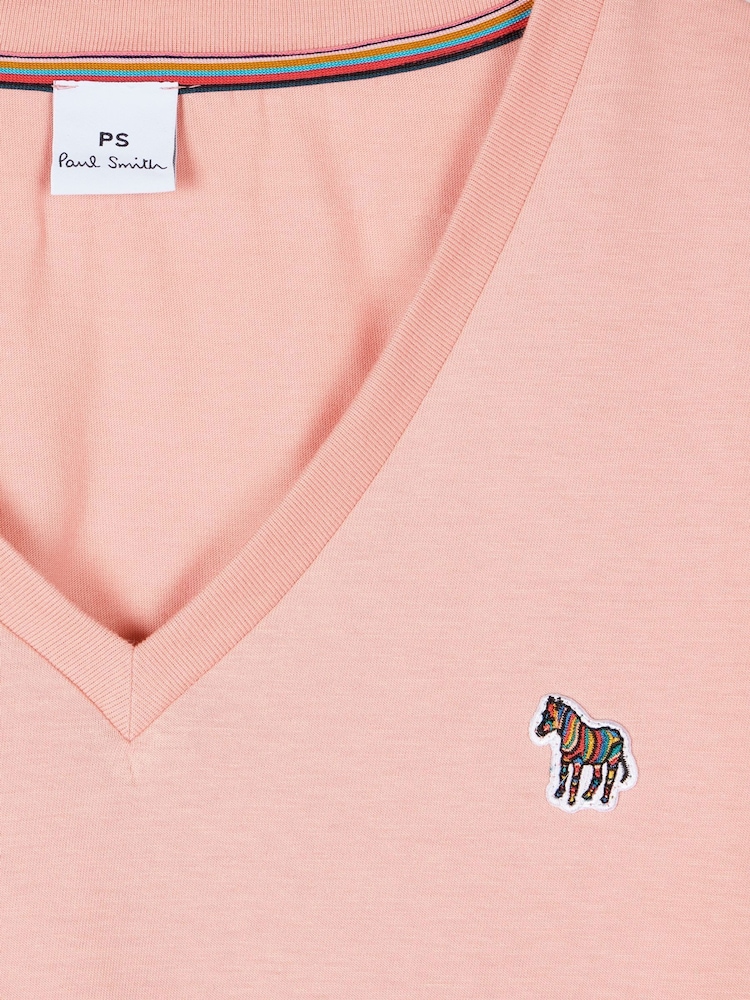 rožnata - PS Paul Smith majica iz 100% bombaža z zebrastim logotipom in V-izrezom - Slika 6 iz 6 rožnata - PS Paul Smith majica iz 100% bombaža z zebrastim logotipom in V-izrezom - Slika 6 iz 6