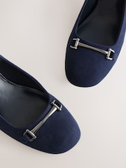 Azul marino - Forever Comfort® Hardware Slingback Block Heels - Imagen 4 de 10