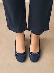 Azul marino - Forever Comfort® Hardware Slingback Block Heels - Imagen 6 de 10