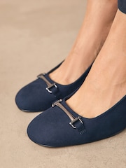 Azul marino - Forever Comfort® Hardware Slingback Block Heels - Imagen 7 de 10