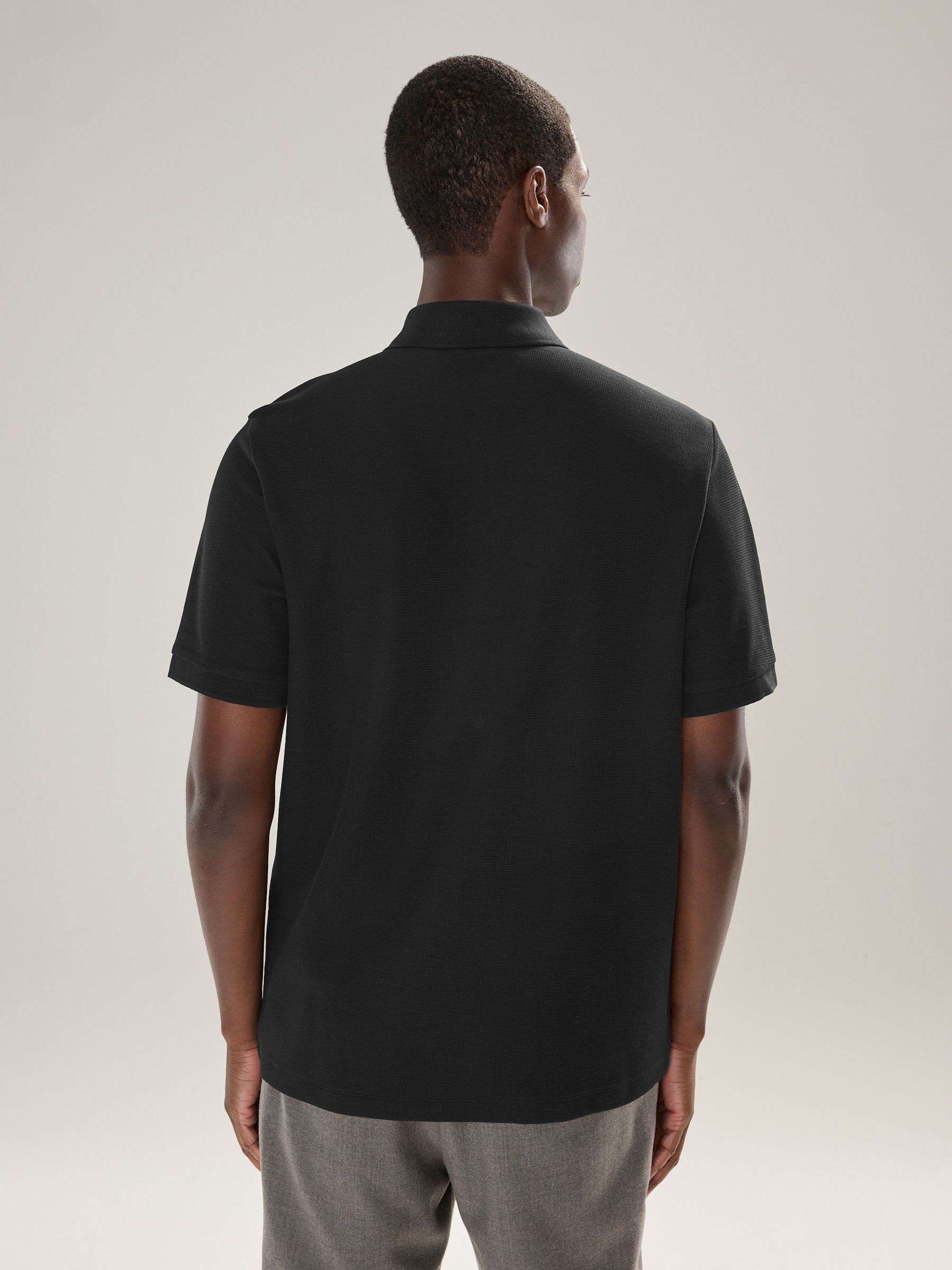 Next：日本 ブラック - テクスチャード スマート ジップネック