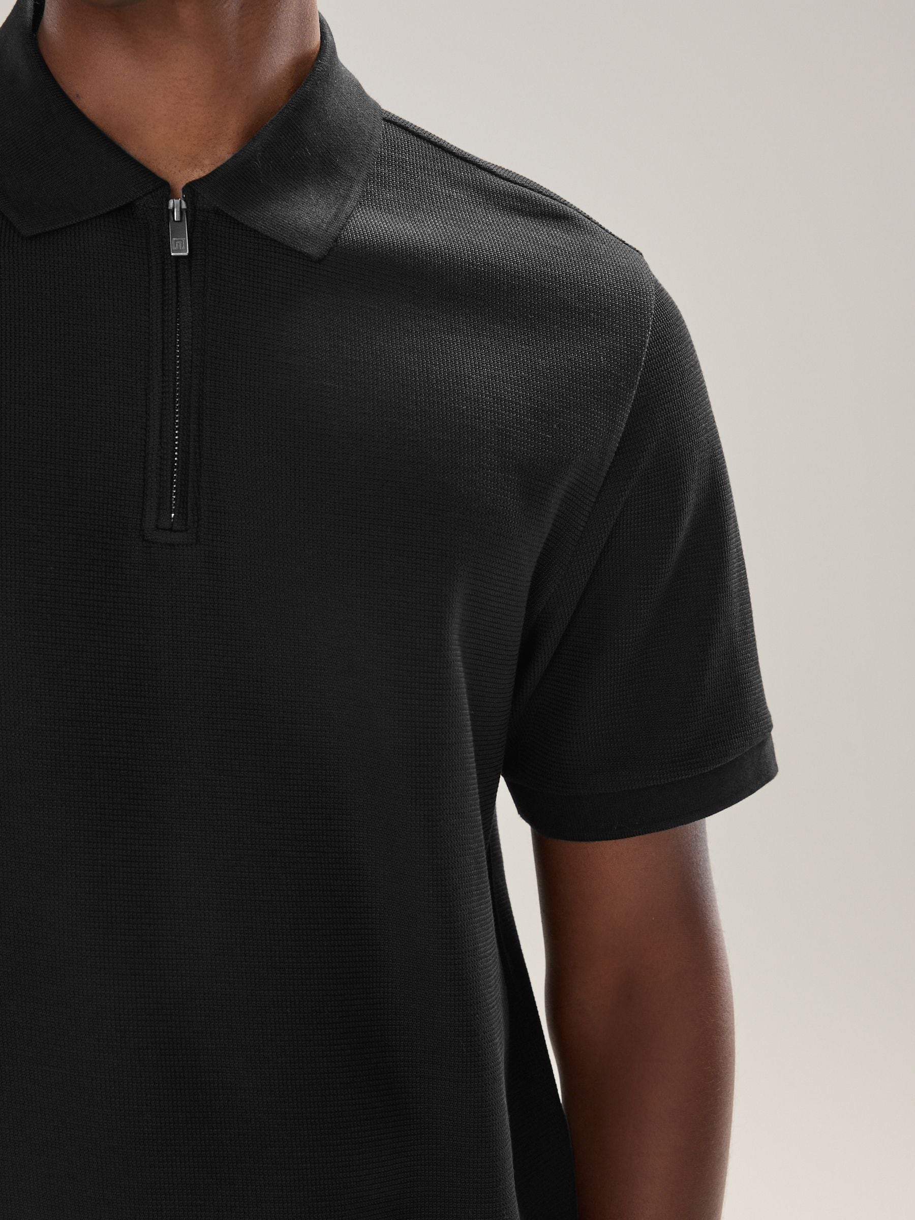Next：日本 ブラック - テクスチャード スマート ジップネック