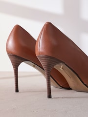 Marrón tostado - Signature Premium Leather Cutout Detail Pointed Toe Court Heels - Imagen 5 de 7