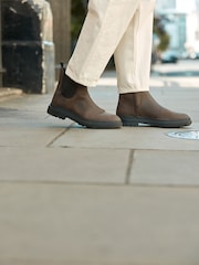 Chocolate Brown Oiled Leather - Forever Comfort® Round Toe Chelsea Boots - Imagem 2 de 9