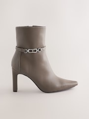 Grey Taupe - Botas de salto alto com acabamento em ferragens Forever Comfort® - Imagem 1 de 5