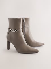 Grey Taupe - Botas de salto alto com acabamento em ferragens Forever Comfort® - Imagem 2 de 5