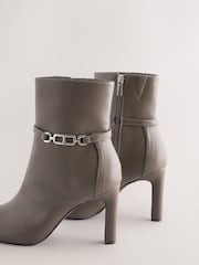 Grey Taupe - Botas de salto alto com acabamento em ferragens Forever Comfort® - Imagem 3 de 5