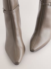 Grey Taupe - Botas de salto alto com acabamento em ferragens Forever Comfort® - Imagem 4 de 5