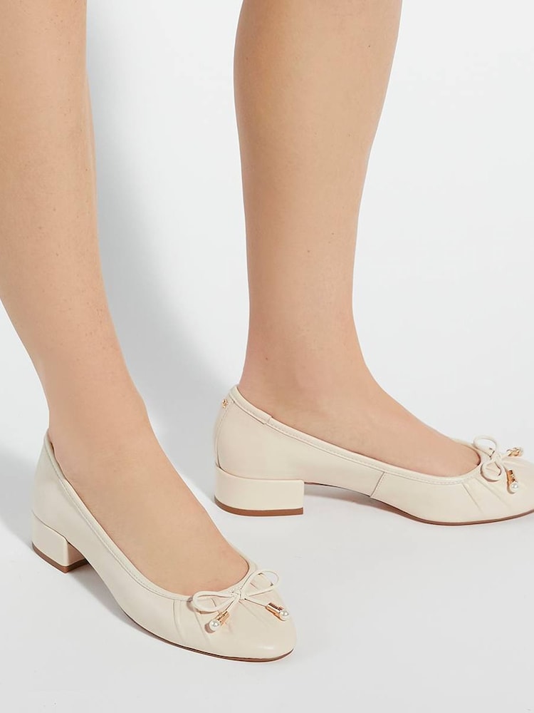 Cream - Dune London Amazing plisiran Pearl pentlja čevlji s plosko peto/brez pete čevlji - Slika 1 iz 6