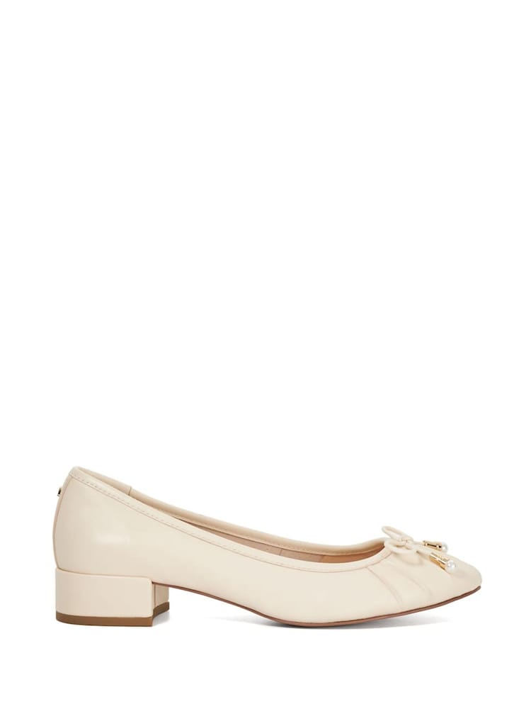 Cream - Dune London Amazing plisiran Pearl pentlja čevlji s plosko peto/brez pete čevlji - Slika 2 iz 6 Cream - Dune London Amazing plisiran Pearl pentlja čevlji s plosko peto/brez pete čevlji - Slika 2 iz 6