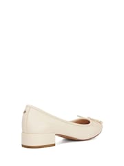 Cream - Dune London Amazing plisiran Pearl pentlja čevlji s plosko peto/brez pete čevlji - Slika 4 iz 6