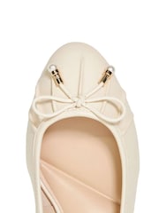 Cream - Dune London Amazing plisiran Pearl pentlja čevlji s plosko peto/brez pete čevlji - Slika 6 iz 6