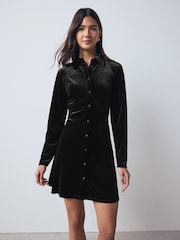 שחור - שמלת חולצה מכופתרת מבד קטיפה באורך מיני עם שרוול ארוך - תמונה 2 מתוך 7
