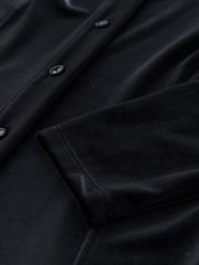 שחור - שמלת חולצה מכופתרת מבד קטיפה באורך מיני עם שרוול ארוך - תמונה 7 מתוך 7