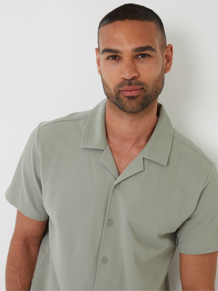 Threadbare Green Jersey Pique Cuban Collar Short Sleeve 100% Cotton Shirt - Image 2 of 5 Threadbare Green Jersey Pique Cuban Collar Short Sleeve 100% Cotton Shirt - Image 2 of 5