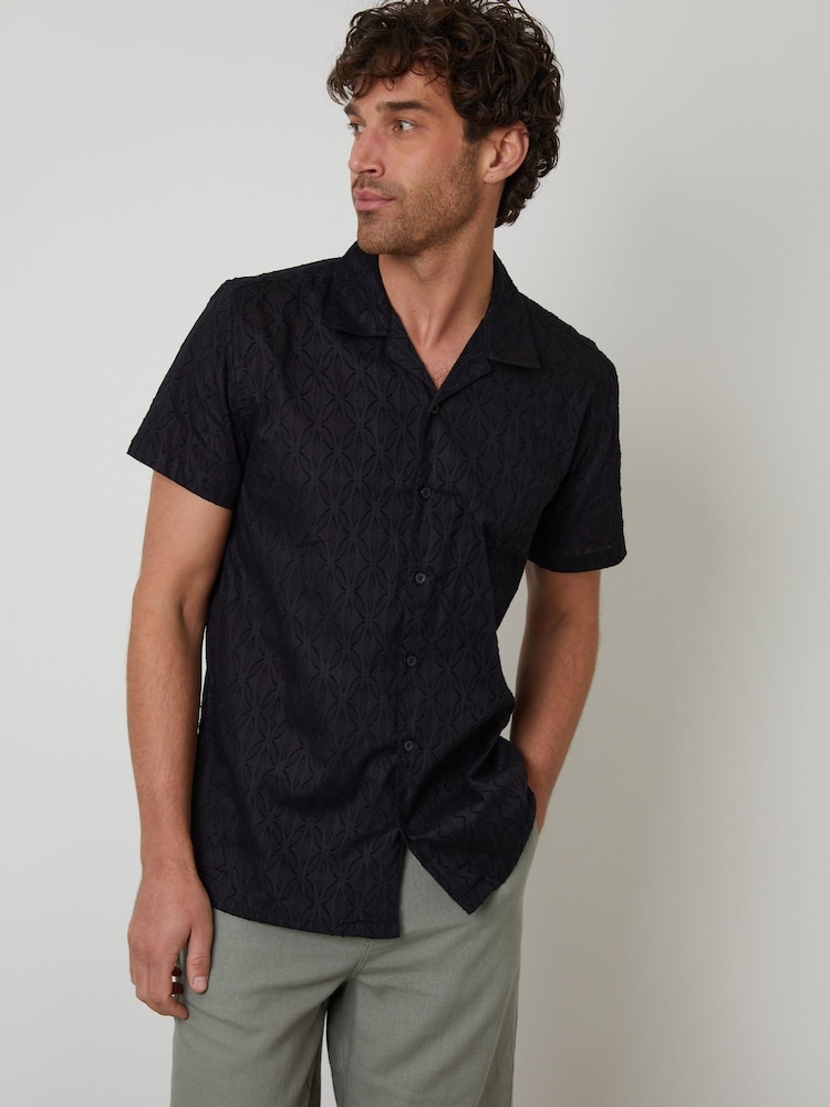 Черный - Threadbare 100% Cotton Textured Revere Collar Short Sleeve Shirt - Изображение 1 из 4