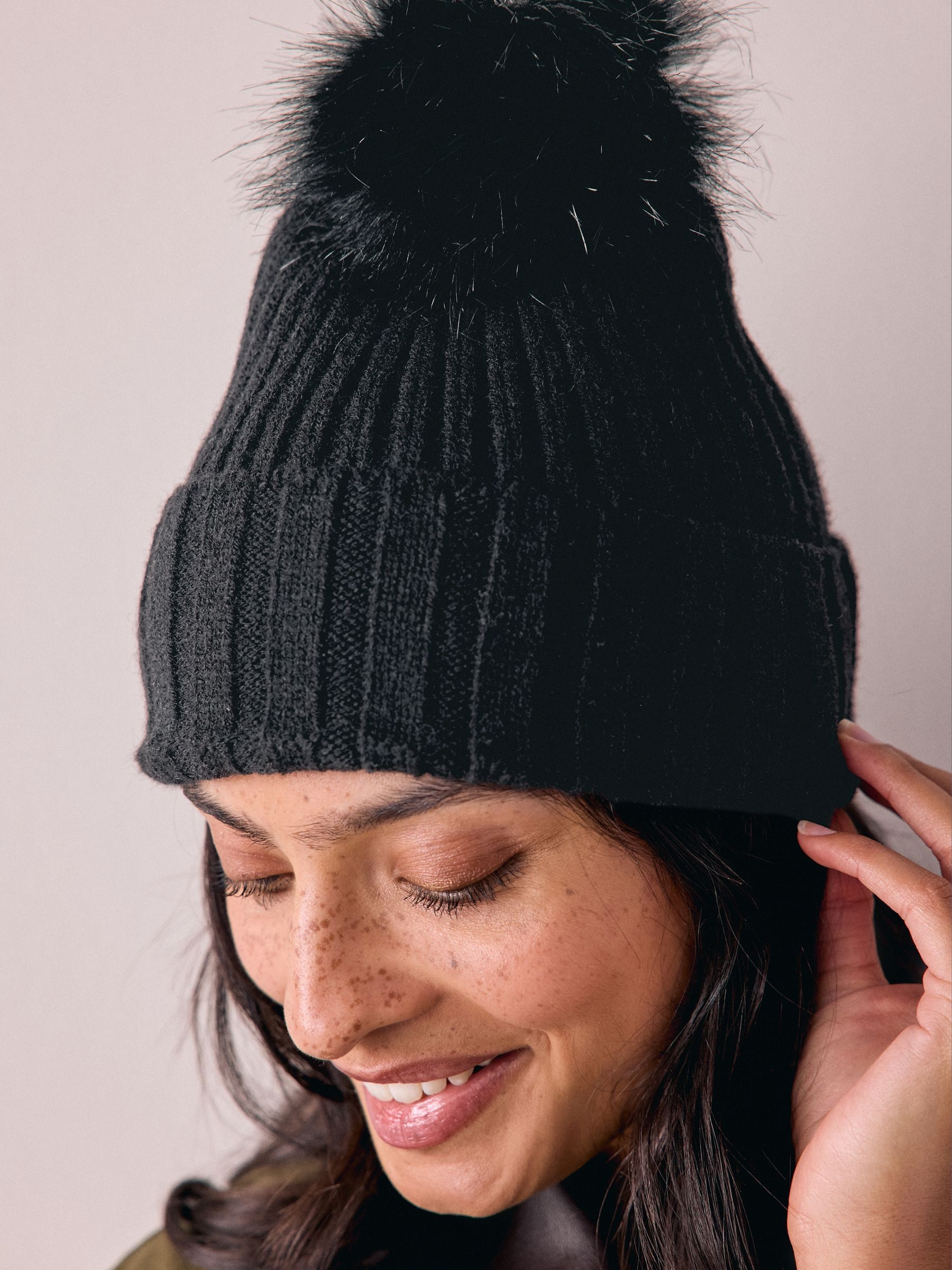 Next：日本 ブラック - リブニット ポンポン付き帽子 from Next Japan