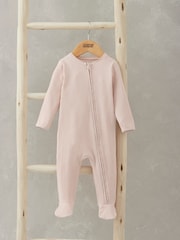 Pijama tipo pelele rosa con cremallera y diseño de canalé de Mamas & Papas - Imagen 1 de 1