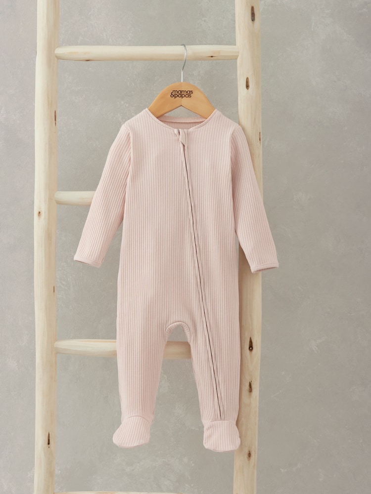 Pijama tipo pelele rosa con cremallera y diseño de canalé de Mamas & Papas - Imagen 1 de 1