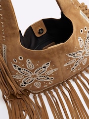 Кожаная сумка через плечо с вышивкой ришелье и бахромой River Island - Image 5 of 6