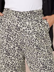 Yours Curve Animal Linen Bermuda Shorts - Image 4 of 5