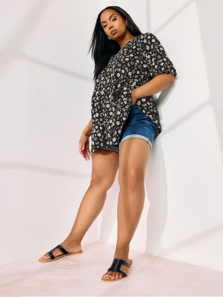 Negro floral - Camisa con muesca en el cuello escalonada de Yours Curve - Imagen 2 de 5 Negro floral - Camisa con muesca en el cuello escalonada de Yours Curve - Imagen 2 de 5