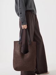 بني - Hush Satin Weave Tote Bag - صورة 3 من 7