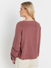 M&Co Petite Acid Wash Trim Insert Boho Blouse - Imagen 4 de 6