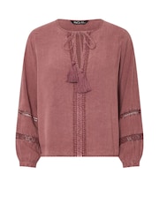 M&Co Petite Acid Wash Trim Insert Boho Blouse - Imagen 6 de 6