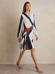 فستان Eloise بطبعة مخططة بتصميم طيَّات من Reiss - صورة 1 من 6