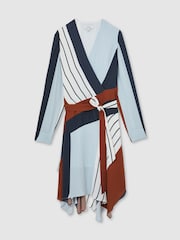 فستان Eloise بطبعة مخططة بتصميم طيَّات من Reiss - صورة 2 من 6