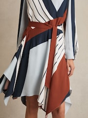فستان Eloise بطبعة مخططة بتصميم طيَّات من Reiss - صورة 3 من 6