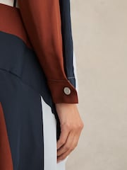 فستان Eloise بطبعة مخططة بتصميم طيَّات من Reiss - صورة 4 من 6