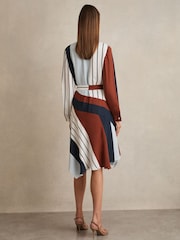 فستان Eloise بطبعة مخططة بتصميم طيَّات من Reiss - صورة 5 من 6