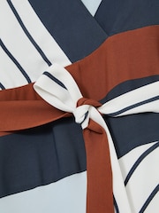 فستان Eloise بطبعة مخططة بتصميم طيَّات من Reiss - صورة 6 من 6