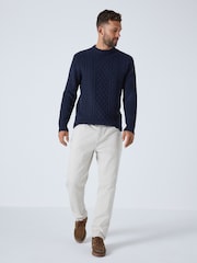 Mornarsko modra - Pleten pulover v standardnem kroju Aran z okroglim ovratnikom iz volne - Slika 4 iz 9