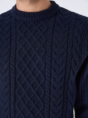 Mornarsko modra - Pleten pulover v standardnem kroju Aran z okroglim ovratnikom iz volne - Slika 7 iz 9