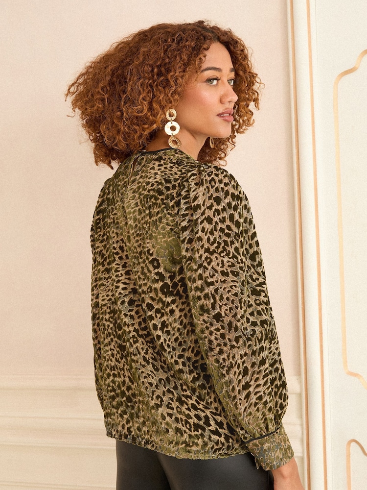 Love & Roses Crew Neck Long Sleeve Burnout Blouse - Imagem 4 de 4