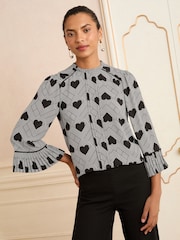 Love & Roses Crew Neck Pleated Flute Sleeve Blouse - Imagem 1 de 4