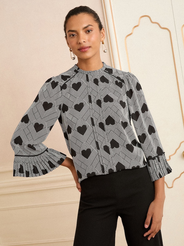 Love & Roses Crew Neck Pleated Flute Sleeve Blouse - Imagem 1 de 4