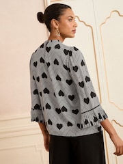 Love & Roses Crew Neck Pleated Flute Sleeve Blouse - Imagem 2 de 4