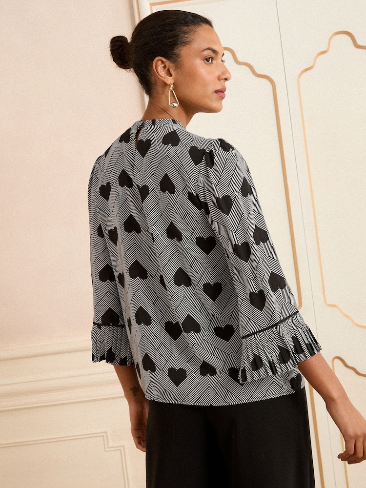 Love & Roses Crew Neck Pleated Flute Sleeve Blouse - Imagem 2 de 4