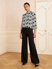 Love & Roses Crew Neck Pleated Flute Sleeve Blouse - Imagem 3 de 4