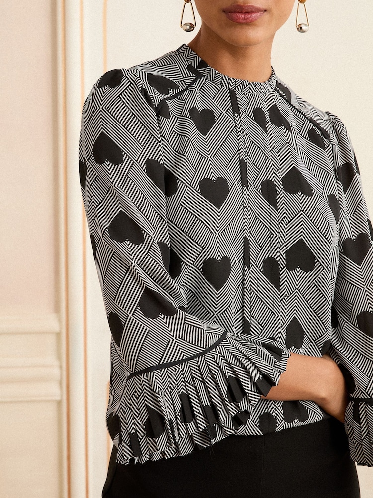 Love & Roses Crew Neck Pleated Flute Sleeve Blouse - Imagem 4 de 4