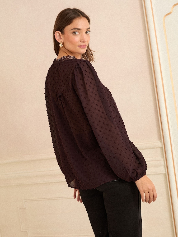 Burgunderrot - Love & Roses Langarm-Dobby-Bluse mit V-Ausschnitt und Spitzenbesatz - Bild 4 von 4