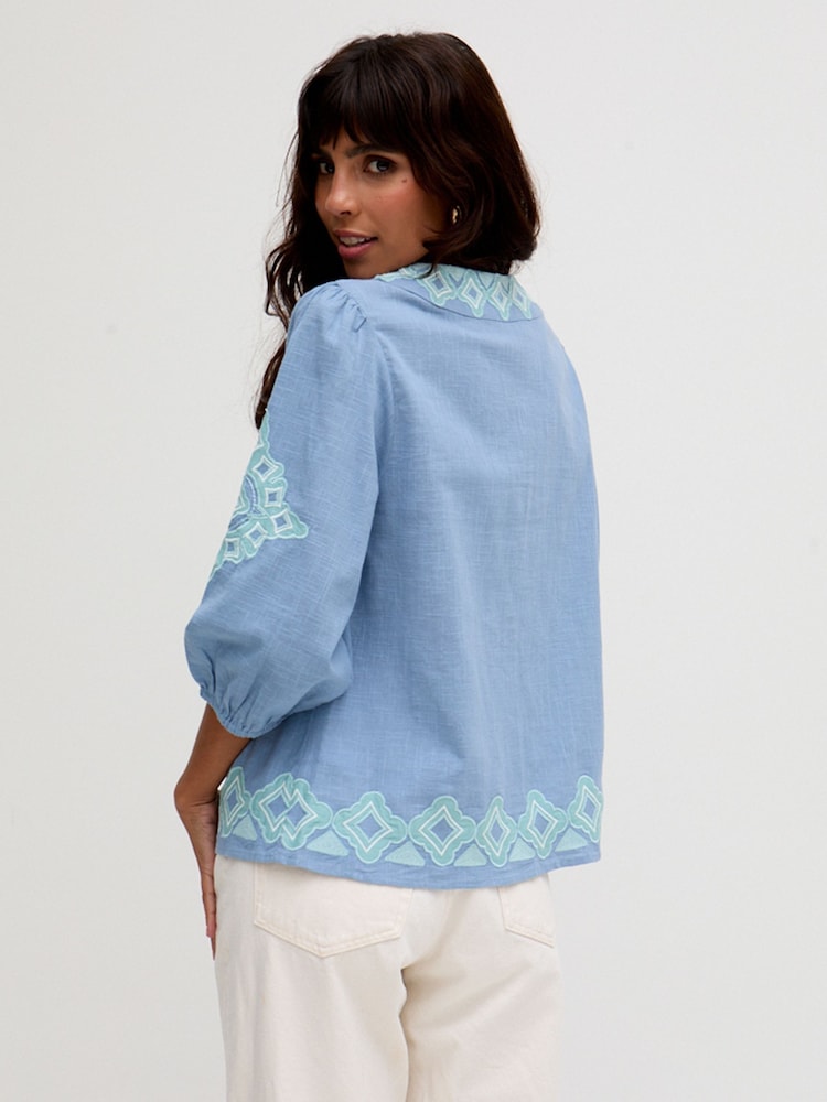 Blau/Chrom - Raffya Alice V-Neck Embroidered Blouse - Bild 5 von 5