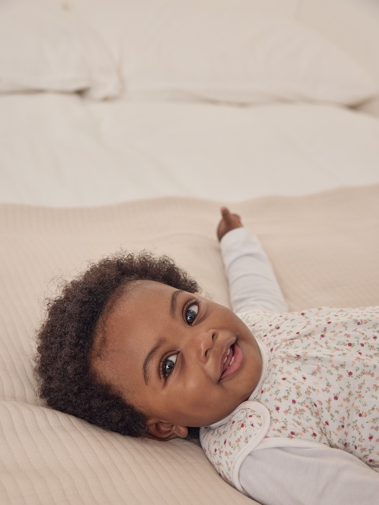 The White Company Crinkle Spring Berries White Sleeping Bag 2.5 Tog - Image 2 of 6